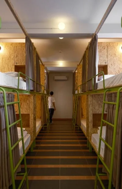 Letto in dormitorio femminile — Tropics Hostel & Bar