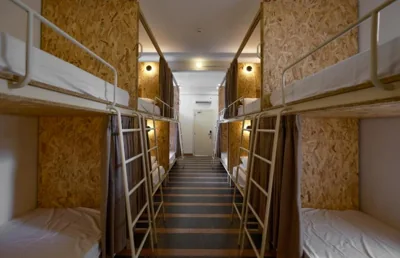 Letto in dormitorio maschile — Tropics Hostel & Bar