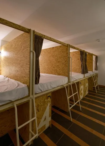 Letto a castello in dormitorio femminile — Tropics Hostel & Bar